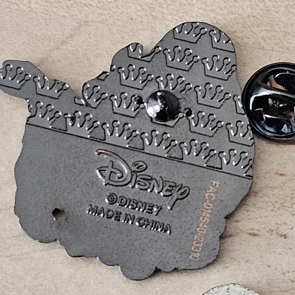 Disney Princess and Friends Pin Set - Picture 3 of 5